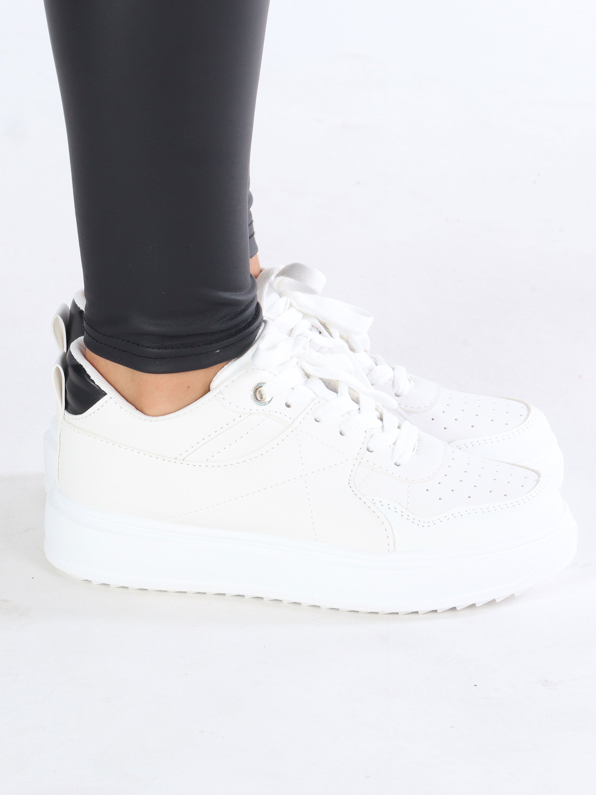 Abena - Hvide sneakers med tyk sål og detalje på hæl